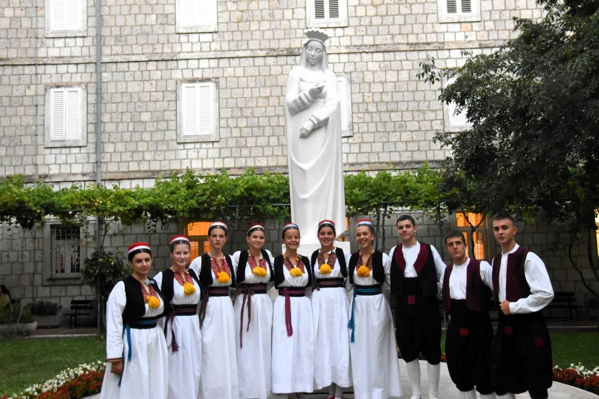 17. FESTIVAL KLAPA GOSPI SINJSKOJ: Klapi Oželanda nagrada žirija, nagrada publike klapi Škatulice  