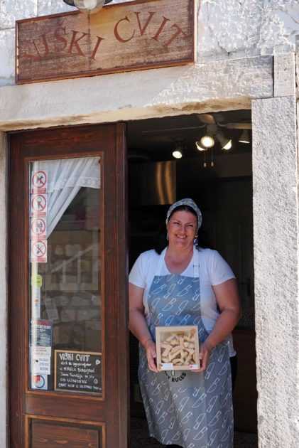 VIŠKI CVIT OSVOJIO PRESTIŽNU OZNAKU HRVATSKI OTOČNI PROIZVOD: Miris i okus tradicije koji osvajaju Vis VIŠKI CVIT OSVOJIO PRESTIŽNU OZNAKU HRVATSKI OTOČNI PROIZVOD: Miris i okus tradicije koji osvajaju Vis