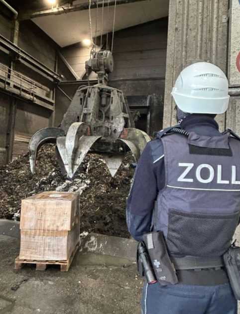 PROIZVODNJA IZ AFGANISTANA: Carinici u Frankfurtu zaustavili kamion sa 62.400 ilegalnih energetskih pića Njemačka carina uništava krivotvorene limenke / Foto: Njemačka carina