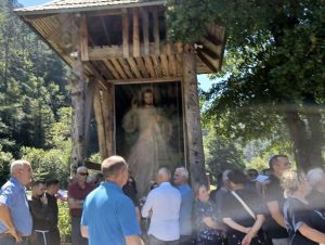 ISPRAĆAJ POKOJNIKA VELIKOG SRCA: Huso Smajić iz Bugojna je darovao zemlju za crkvu, a na njegov sprovod došlo je mnoštvo iz BiH i Hrvatske Posljednji ispraćaj Huseina Huse Smajića / Foto: Ivan Lozo