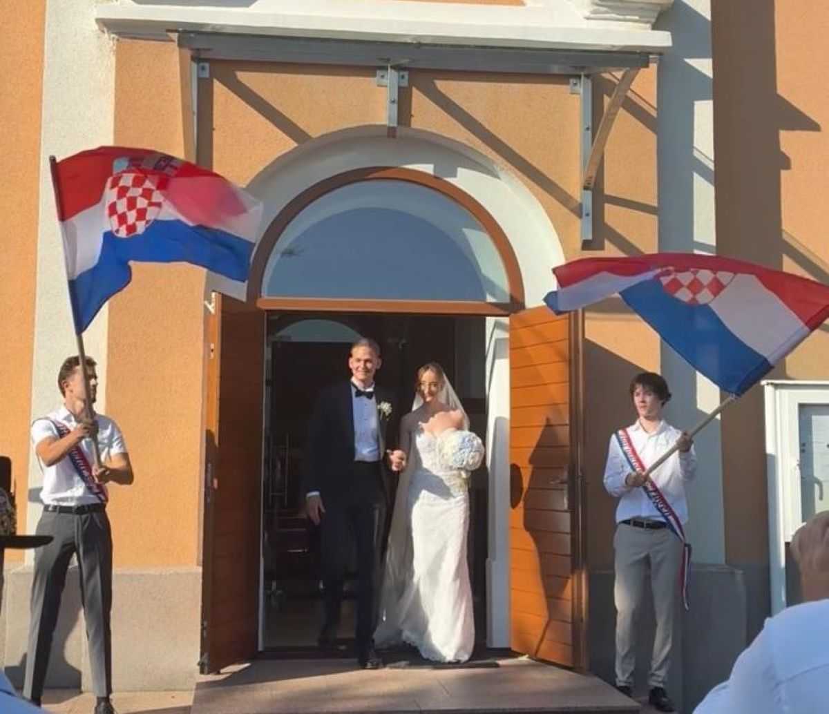 LJUBAV IZMEĐU FRANKFURTA I LIVNA OKRUNJENA U SRCU BIH: Mari i Mario otkrili zašto su svoje "da" izrekli upravo u Kreševu LJUBAV IZMEĐU FRANKFURTA I LIVNA OKRUNJENA U SRCU BIH: Mari i Mario otkrili zašto su svoje "da" izrekli upravo u Kreševu