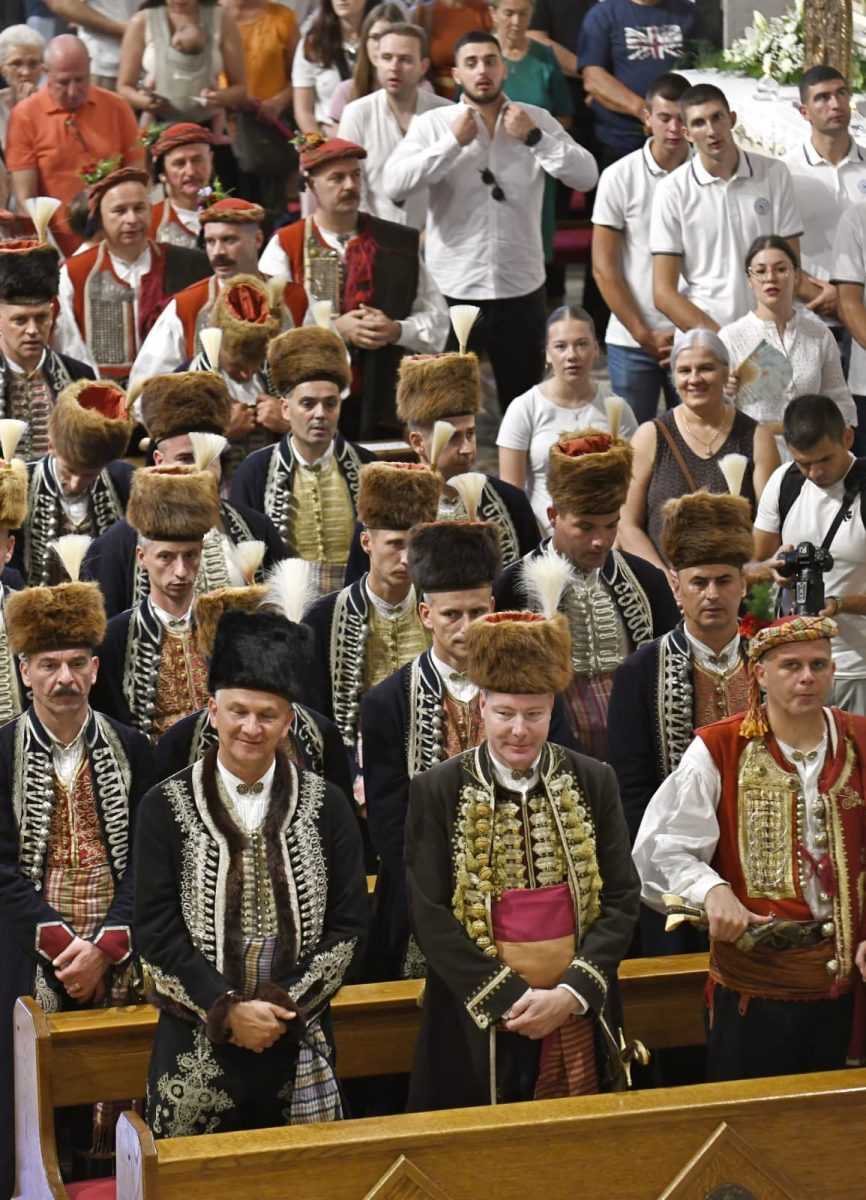 NEMA ISTINSKE ČASTI BEZ ISTINE: Uoči Sinjske alke alkari se okupili pred Čudotvornom Gospom